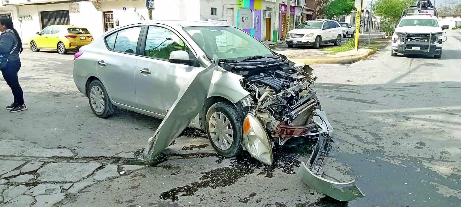 Le destroza su auto una pipa de Pemex