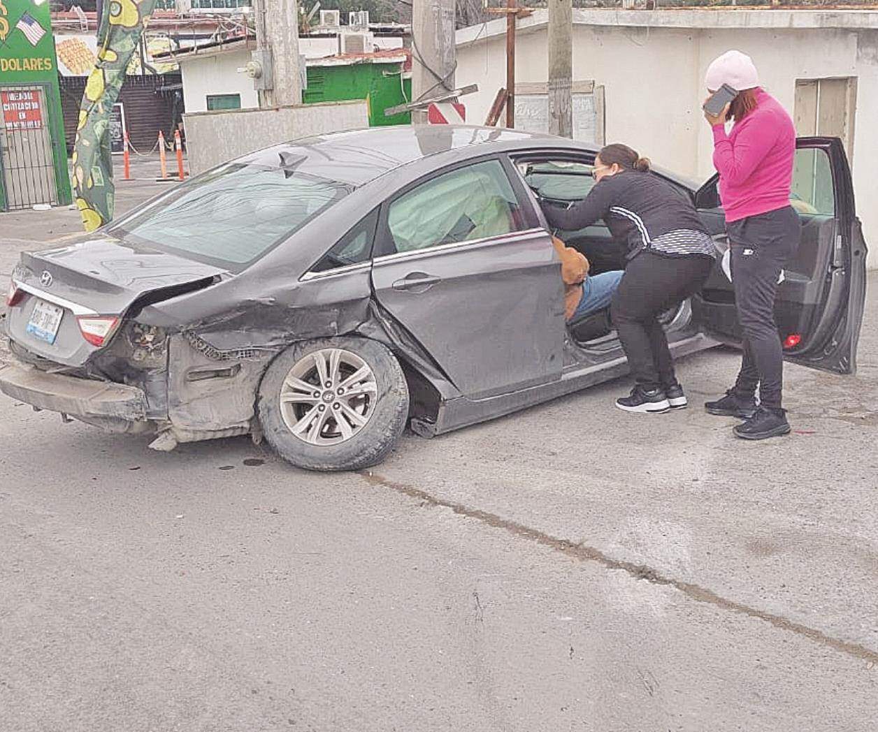 Invade carril, choca y provoca caos vial