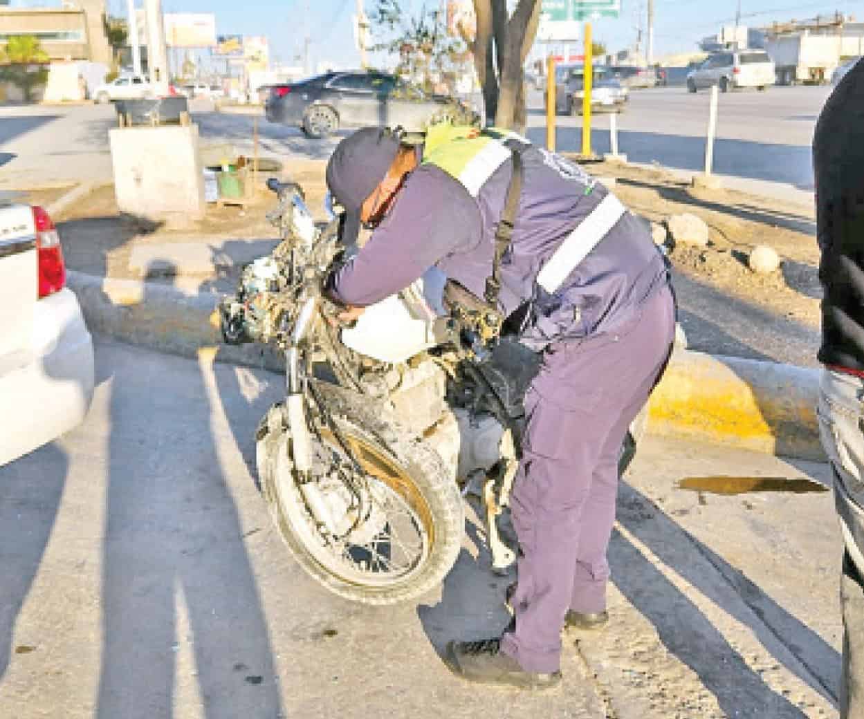 Choca motociclista contra camioneta