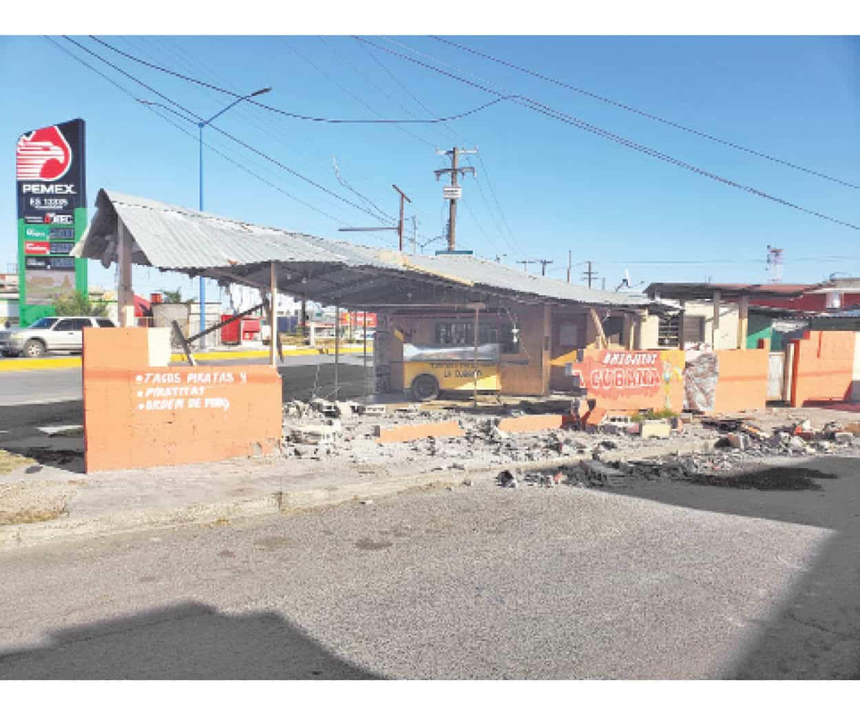 Conductor destroza un restaurante