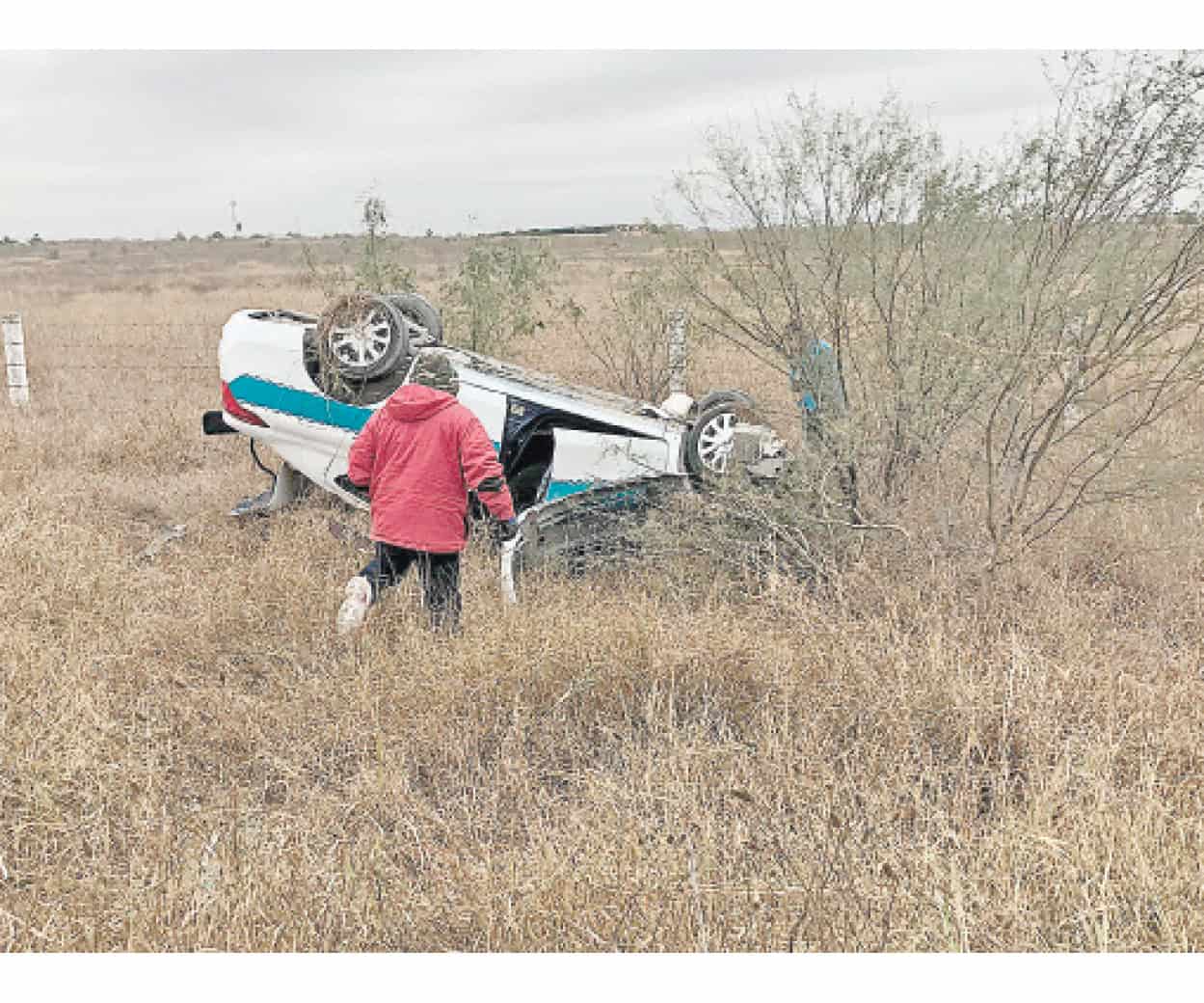 Vuelca taxi en viaducto