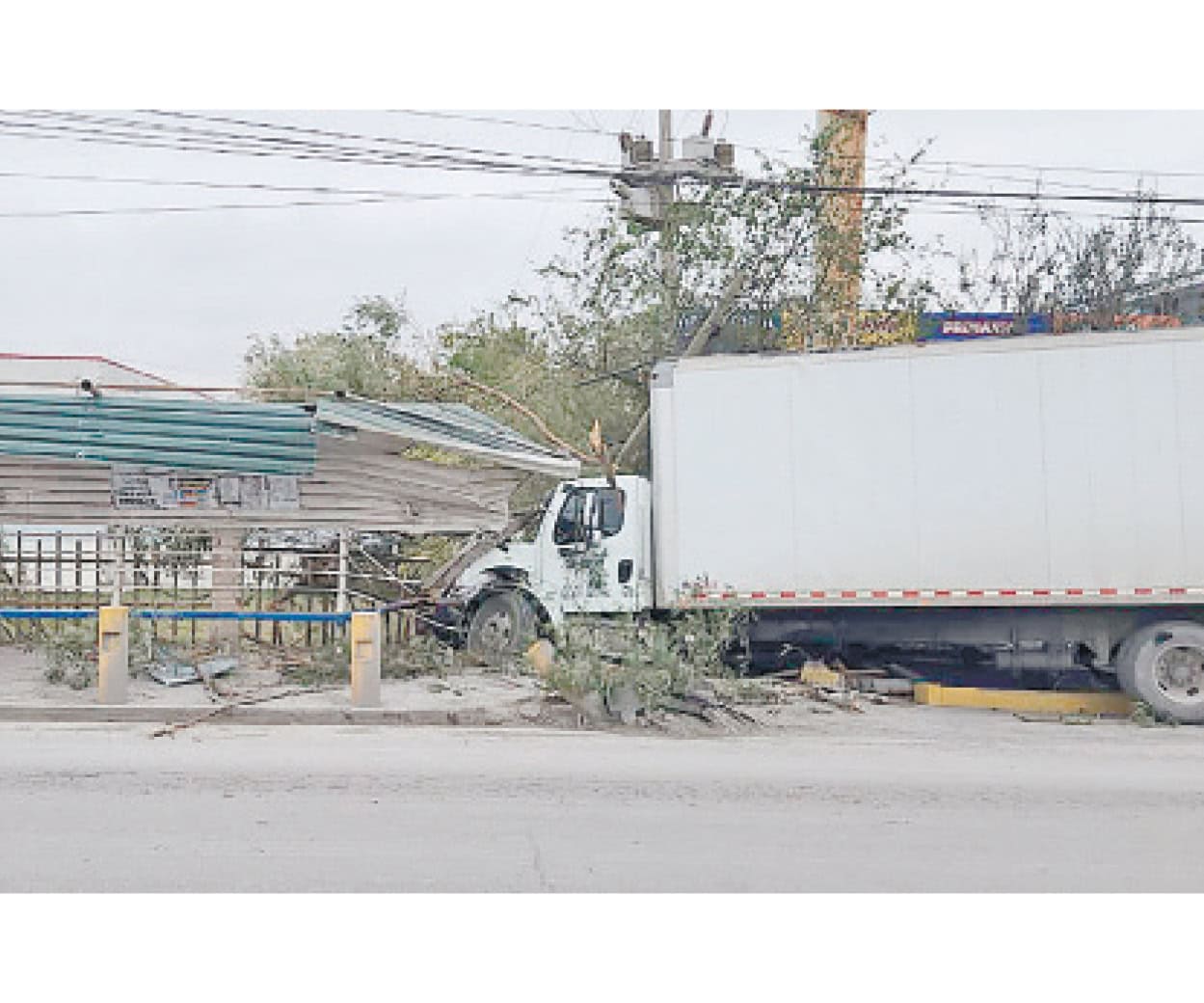 Proyecta tráiler contra barda de maquiladora